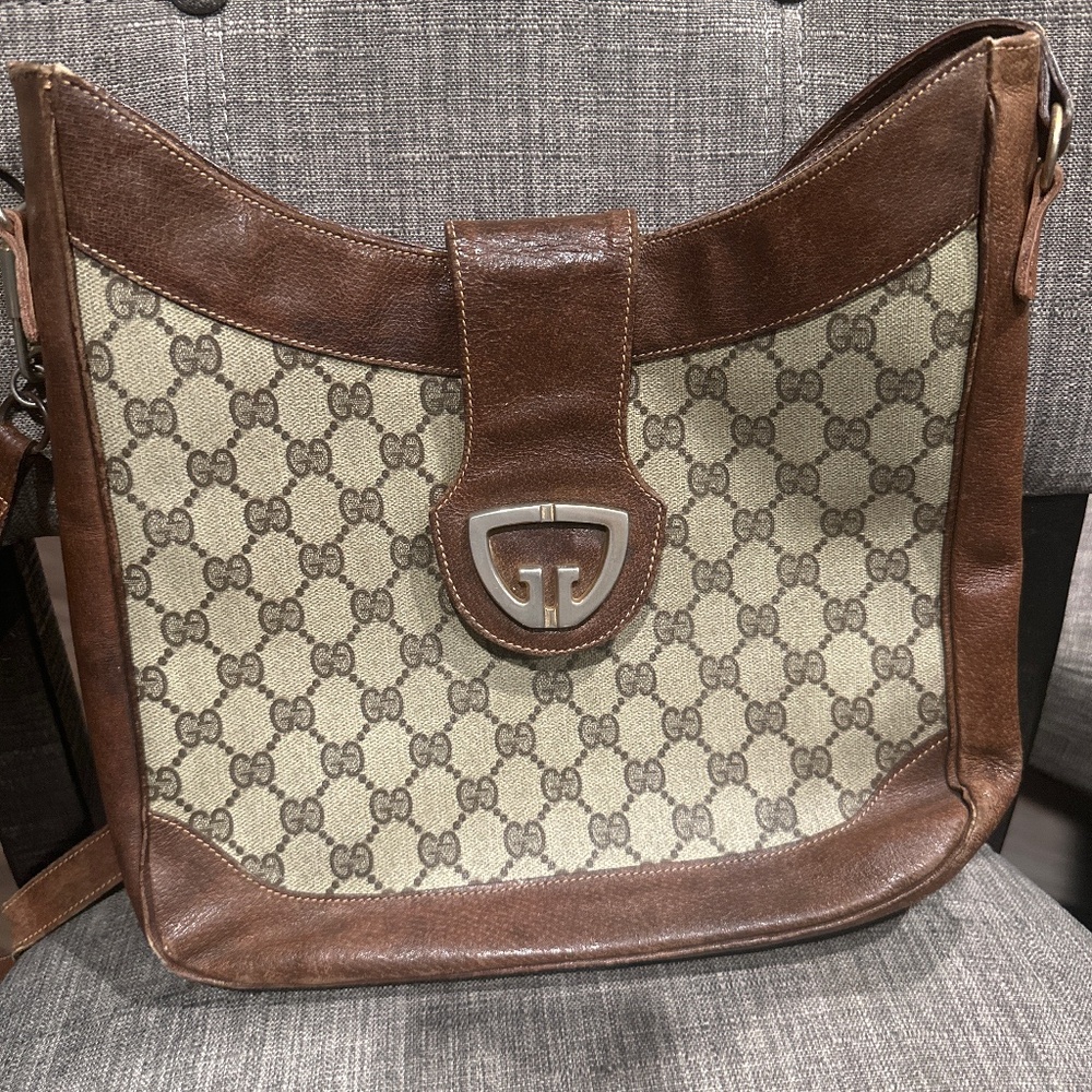 GUCCI CROSSBODY BAG (minor wear on the  STRAP, WEAR)